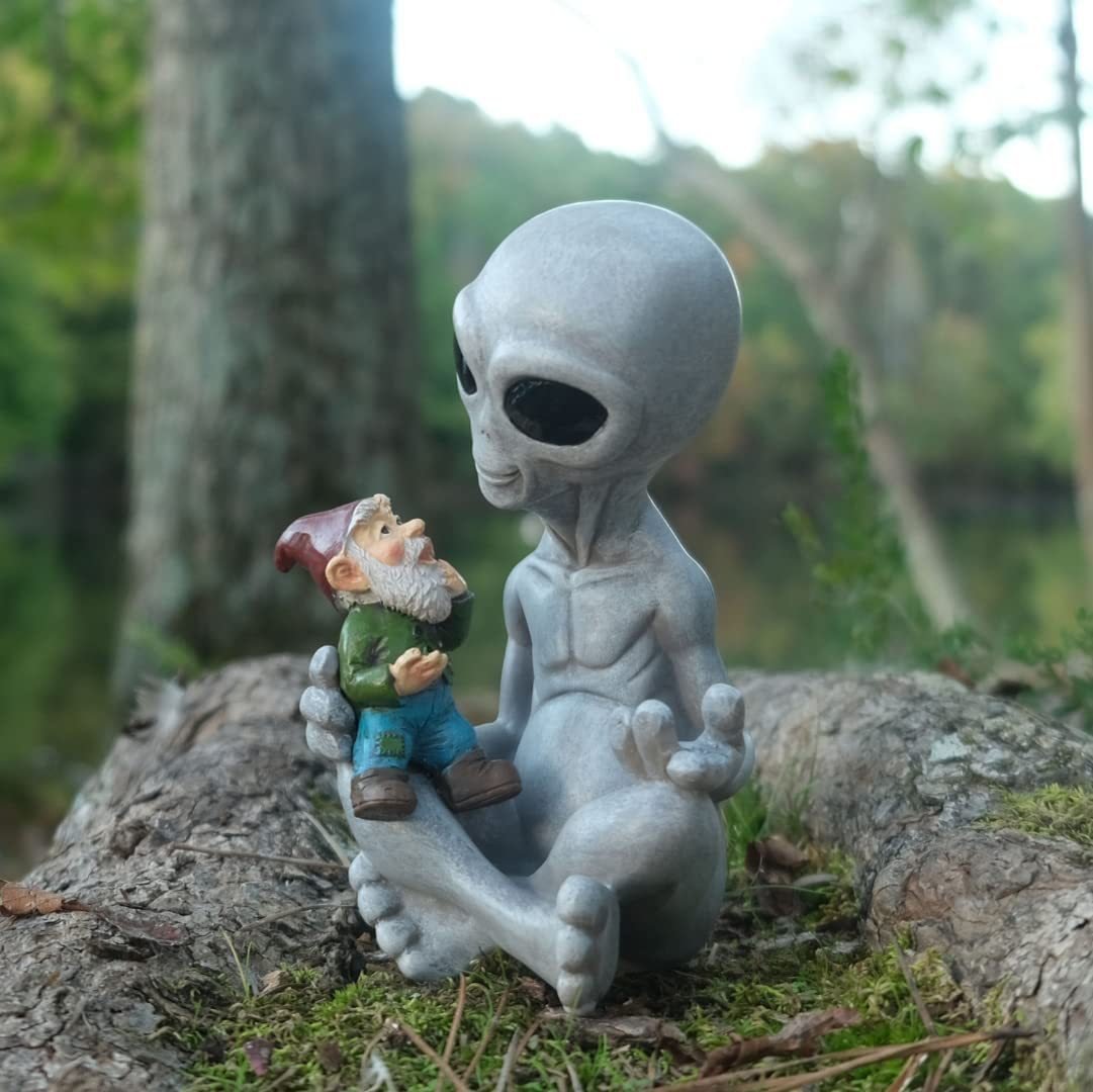 Alien Hugging Gnome Resin Garden Statue Ornament