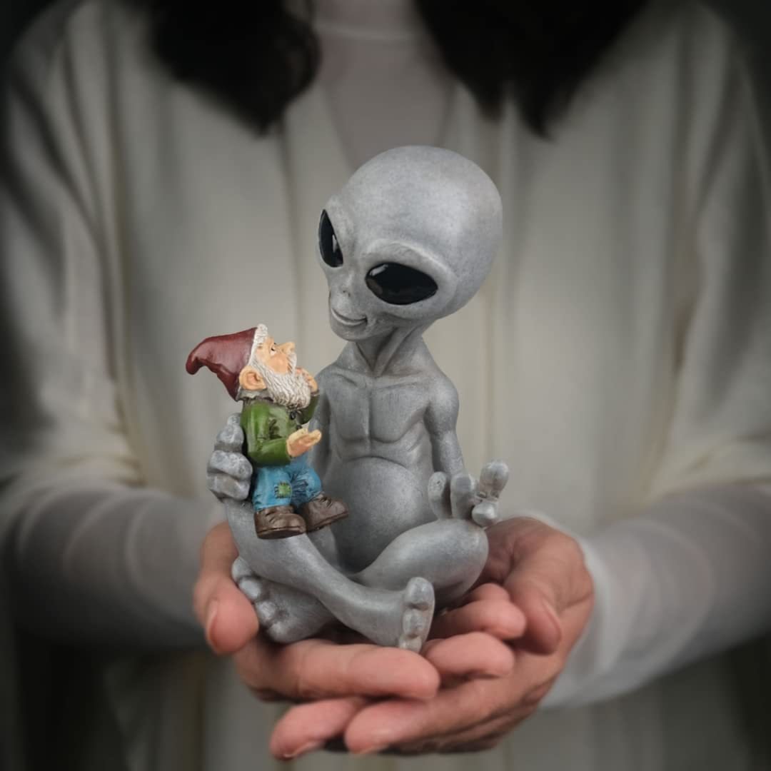 Alien Hugging Gnome Resin Garden Statue Ornament - Image 2