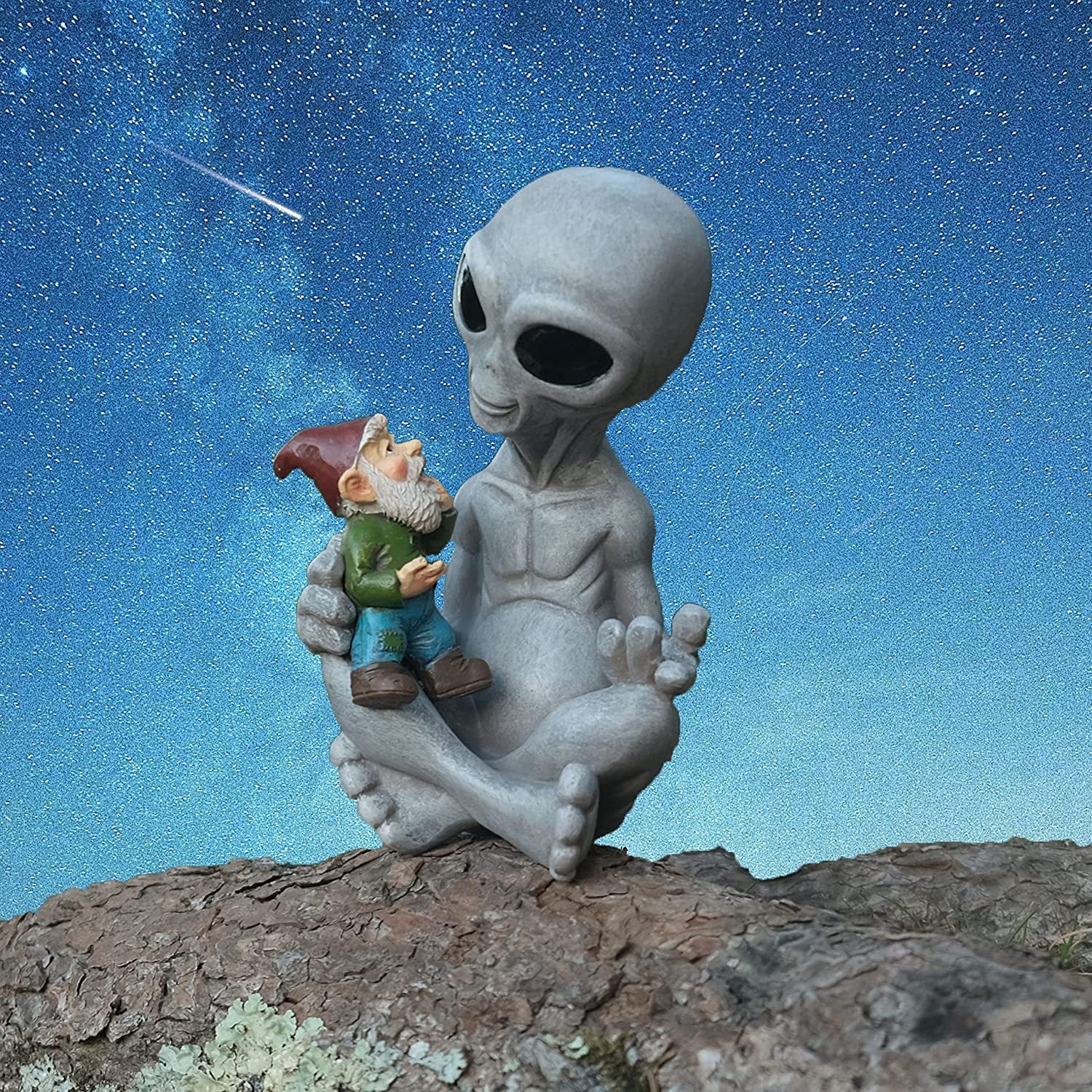 Alien Hugging Gnome Resin Garden Statue Ornament - Image 4