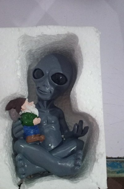 Alien Hugging Gnome Resin Garden Statue Ornament - Image 6