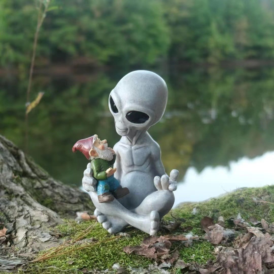 Alien Hugging Gnome Resin Garden Statue Ornament - Image 5